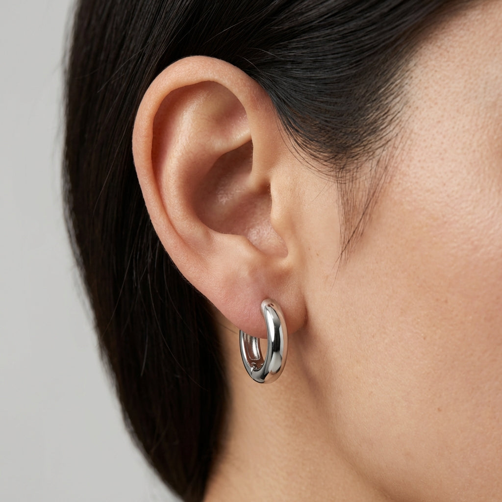 Emilia B2001 earrings - Silver on model A