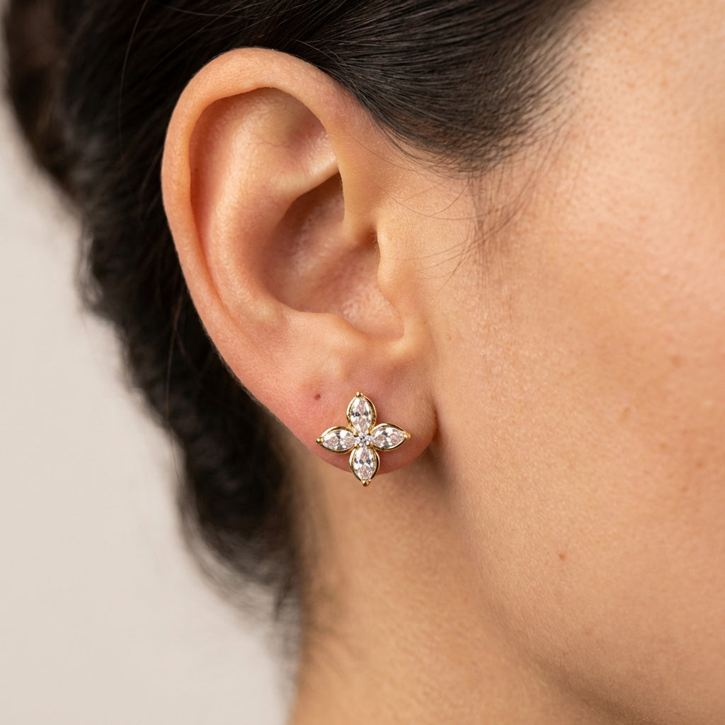 Emilia B2004 earrings - Gold on model A