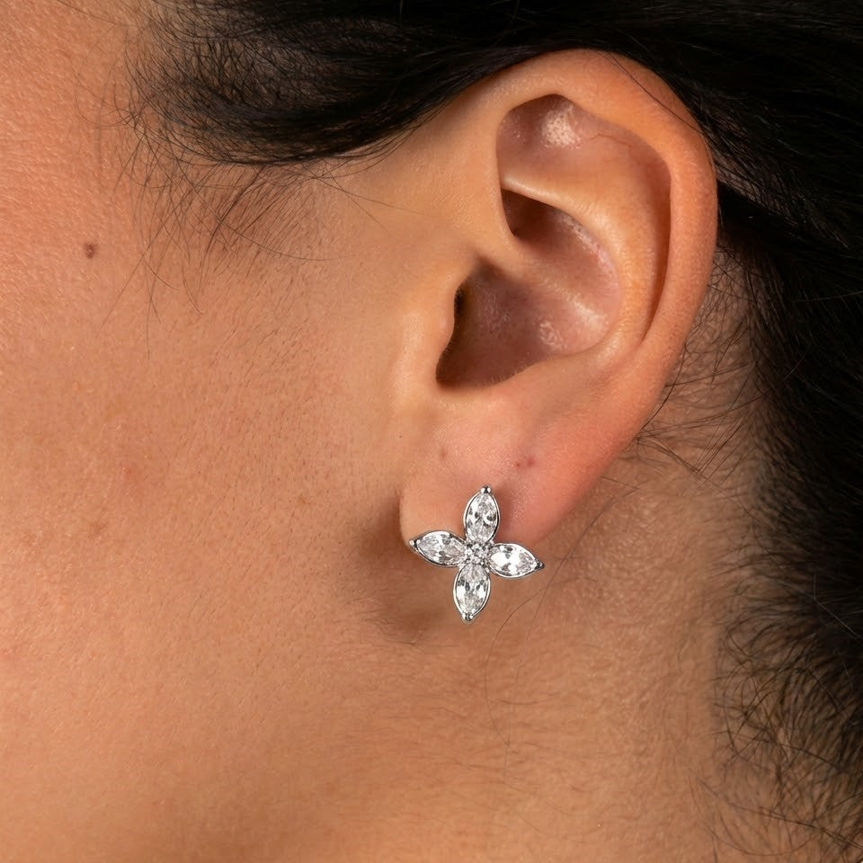 Emilia B2004 earrings - Silver on model H