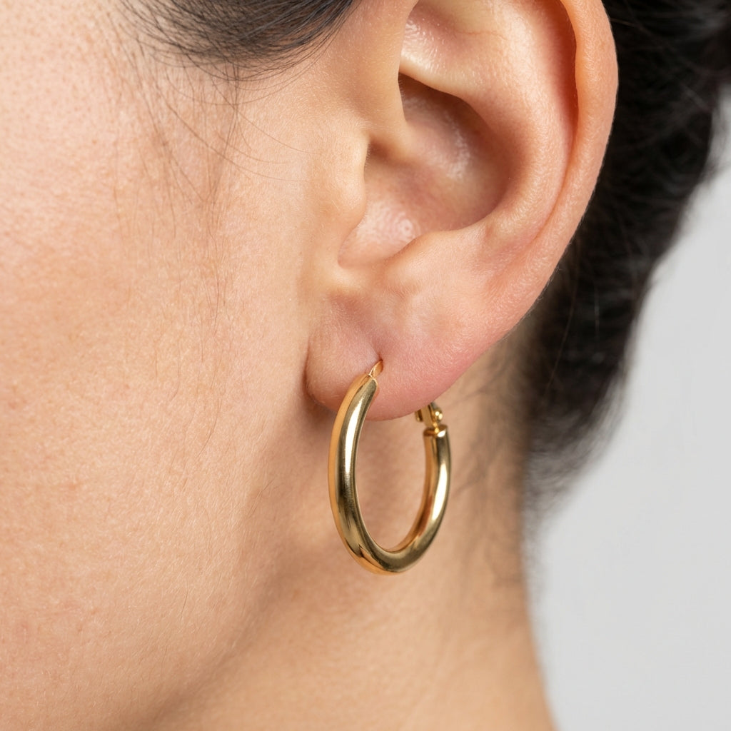 Emilia B2007 earrings - Gold on model A