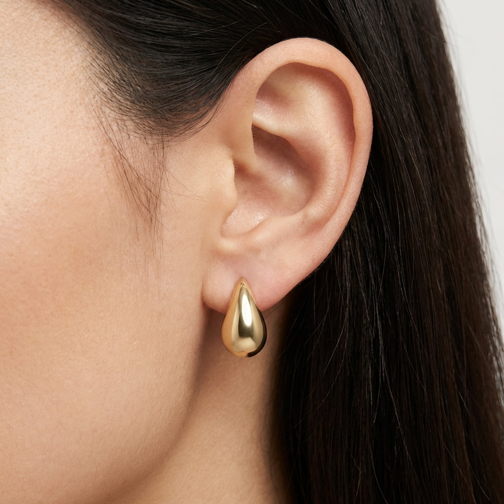 Emilia B2016 earrings - Gold on model O