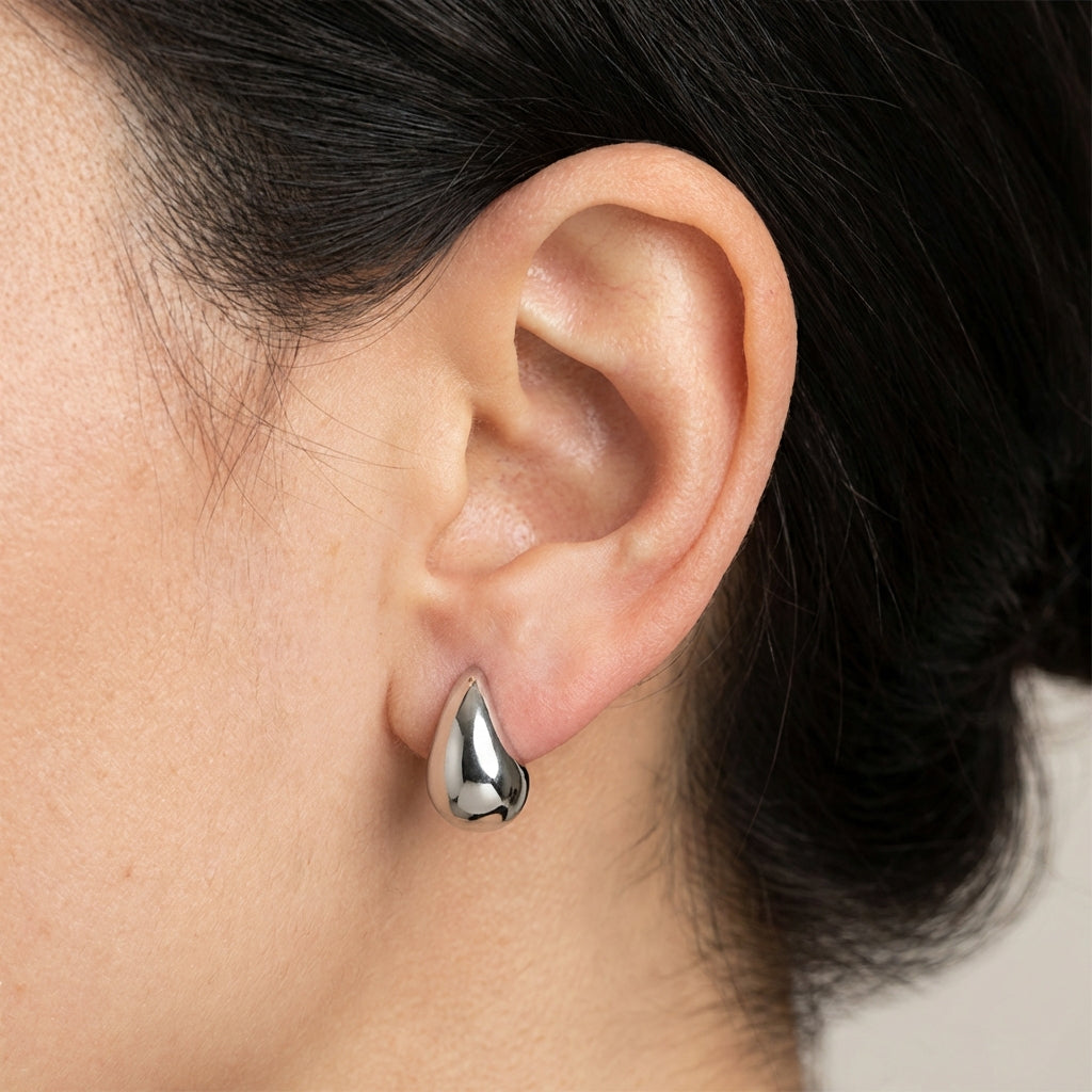 Emilia B2016 earrings - Silver on model A