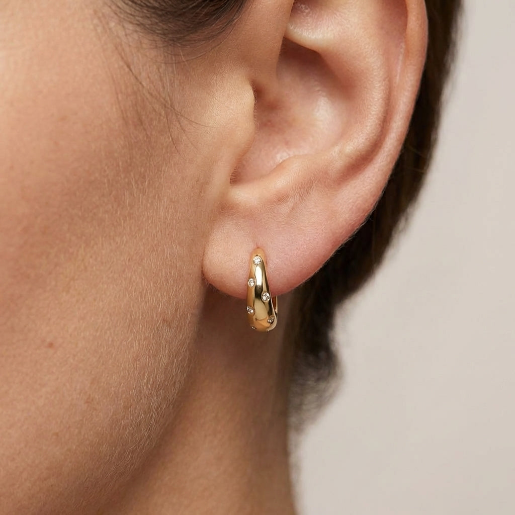 Emilia B2019 earrings - Gold on model O