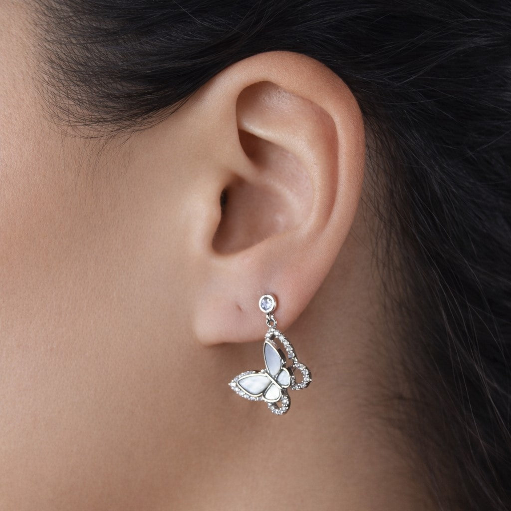 Emilia B2021 earrings - Silver on model A